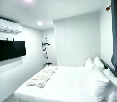 Ao Nang Ski Chalet | Cloud Bed Ao Nang- Comfort bed, High Speed internet, Smart Tv