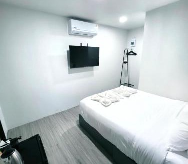 Ao Nang Ski Chalet | Cloud Bed Ao Nang- Comfort bed, High Speed internet, Smart Tv