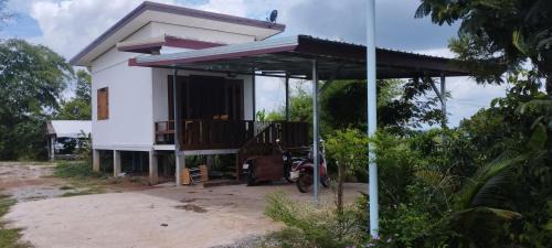 Bung Khong Long House | บ้านตานายาย