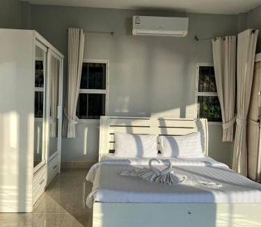 Sikao Apartment | The Sunny Hill Sunset Suite