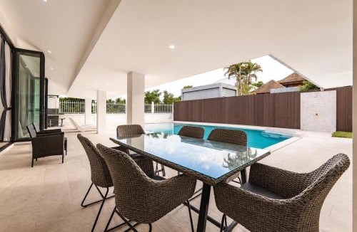 Rawai Villa | Luxury 4BR Villa Private Pool Gym Bar & BBQ V343