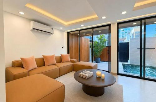Rama 9 Apartment | 5 Bedroom Central Bangkok Pool Villa with Netflix