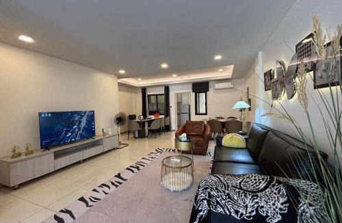 Nong Prue Villa | Newly renovated 3BR villa for 3-6 people in central Pattaya