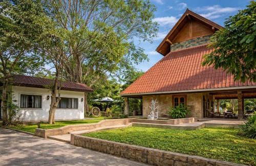 Nong Pla Lai Resort | Varaya Resort