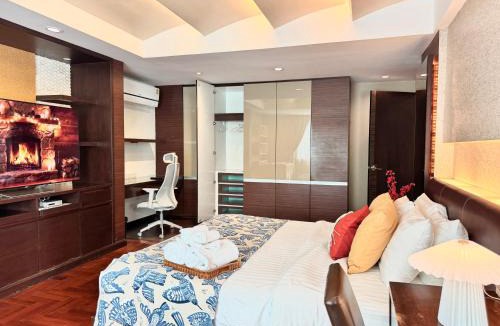 Khlong Tan House | Low-Rise House for Groups Near BTS & EmDistrict For Spacious Cozy Stay