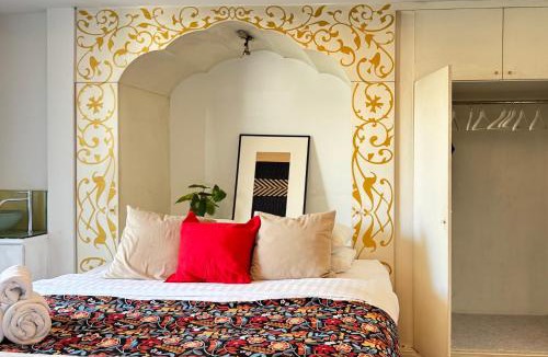 Khlong Tan House | Low-Rise House for Groups Near BTS & EmDistrict For Spacious Cozy Stay
