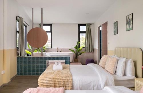 Phra Khanong Nuea Villa | MIQ Ekkamai1 - 5BR house 65 inch TV
