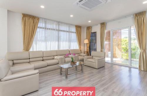 Nong Pa Khrang Villa | 5BR Sunset Pool Villa near City and Shopping Malls