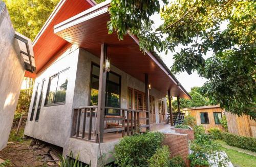 Ban Pong Bed & Breakfast | Lion Cafe Resort