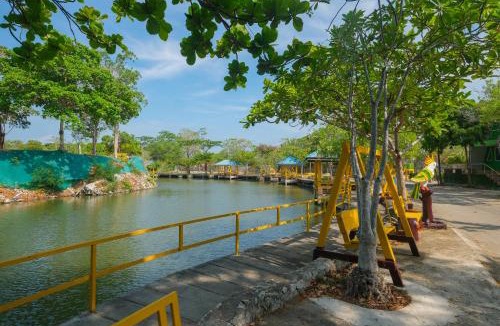 Sattahip Hostel | แฝดสามการ์เด้นท์รีสอร์ท แสมสาร Fadsarm Garden Resort Samaesan