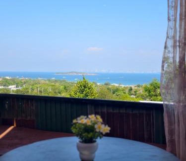 Koh Lan Villa | Baan Sahai Tone บ้านสหายโทน