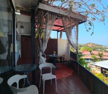 Koh Lan Villa | Baan Sahai Tone บ้านสหายโทน