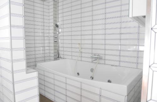 Bang Lamung Villa | Windy Pool Villa Pattaya Private Entire house