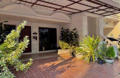 Khlong Tan Nuea Villa | Private House 3 Suite Beds + Double Beds in Heart of Phromphong