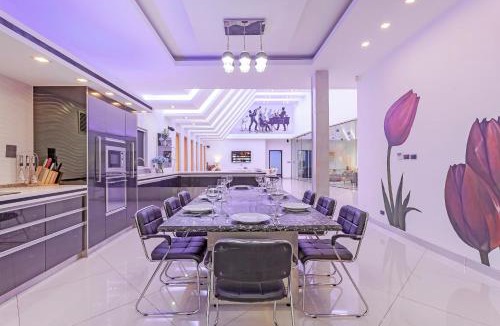Pratumnak Hill Villa | 4-bed High End Villa Sleeps 8 - Pattaya