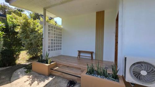 Bang Bao Bay House | Baan suan khun ta บ้านพักสวนคุณตา