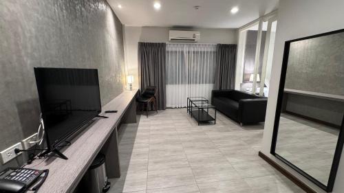 Pom Prap Sattru Phai Hotel | The Kite Hotel Bangkok