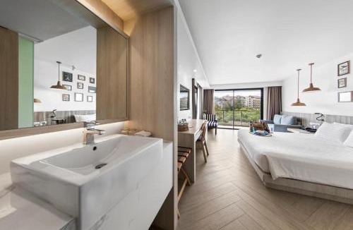 North Pattaya Hotel | Mayaana Beach Resort Pattaya - Formerly Golden Tulip Pattaya Beach Resort