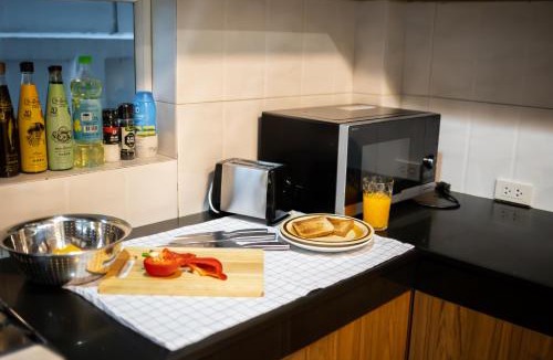 Khlong Tan House | Low-Rise House for Groups Near BTS & EmDistrict For Spacious Cozy Stay