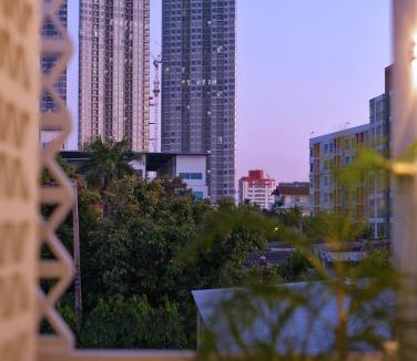 Phra Khanong House | Siri Designer 3-Storey Townhouse with Garden and Luxury Amenities