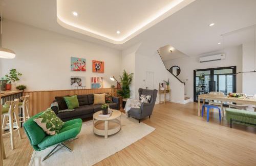 Phra Khanong Nuea House | Cozy Spacious 4BR Villa, 12pax, 200m BTS PhraKhanong, 10min ThongLo, Fast 500mbps Wifi
