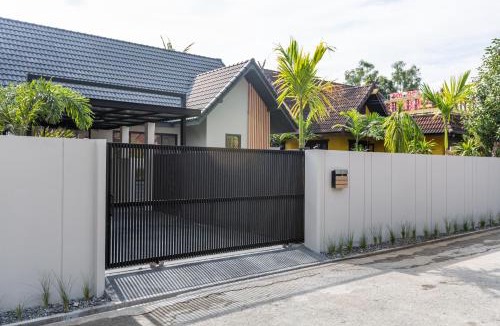 Ban Waen Villa | AURA STAY - HeyLanna Private Family Pool Villa walk to Kad Farang