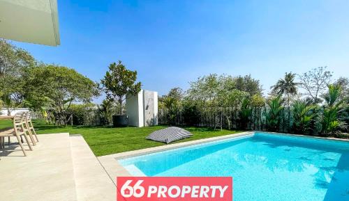 Su Thep Villa | Minimal Luxury Villa HUGE Garden - 10 min to Nimman and Old City