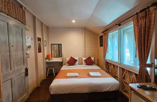 Wat Sam Phraya House | Samsen Sam Place
