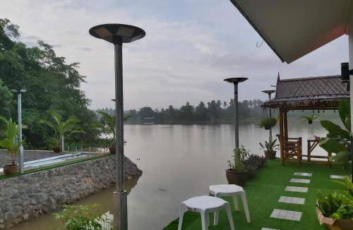Ban Pa Yang House | Boat house marina restaraunt and homestay