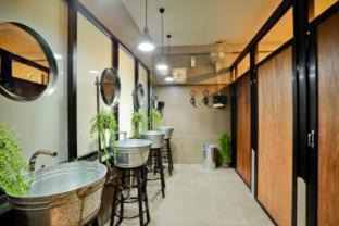 Wang Burapha Phirom Hostel | Bangkok Bed and Bike