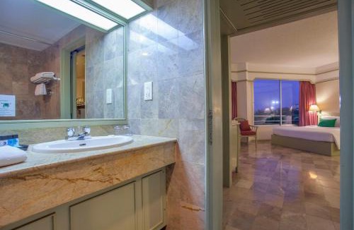 North Pattaya Resort | Cholchan Pattaya Beach Resort - SHA Extra Plus