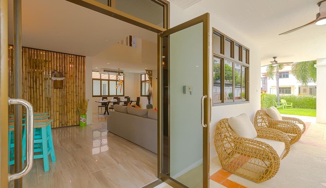 Pool villa 4 BR walking to Beach HV