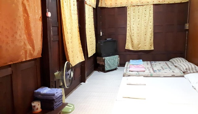 Baan Khunyaichuea in Amphawa