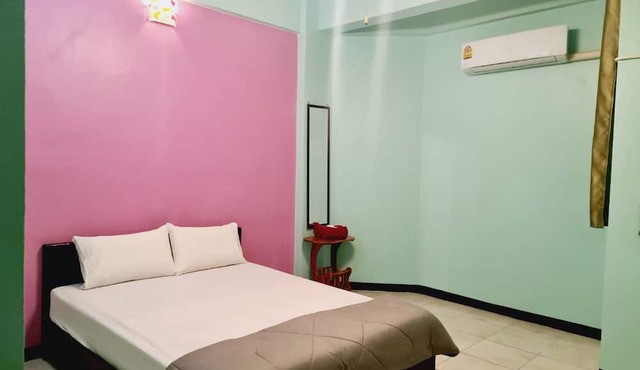 Royal Land Mae Klong Hotel