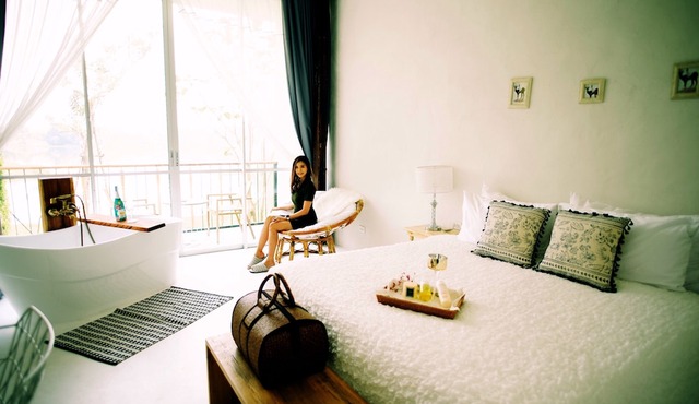 White Wall Riverfront Hotel