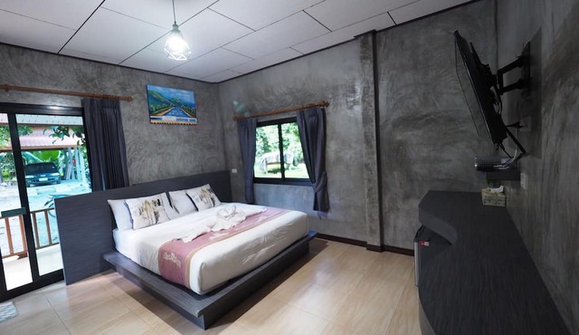 Baan Keree Thara Khiri Wong in Lan Saka