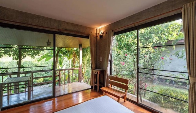 Lion Cafe Resort in Hang Dong