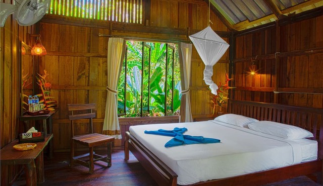 Khao Sok Riverside Cottage in Phanom