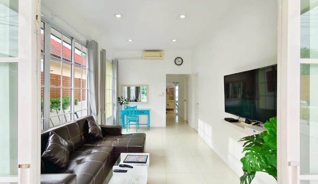 Canary Pool Villa Bangsaen