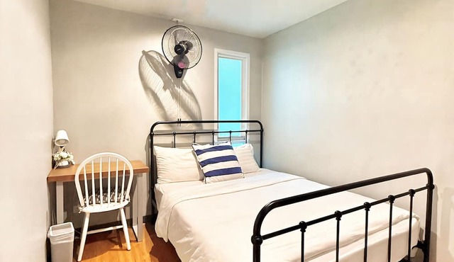 Friends Hostel - Phuket Airport in Sa Khu