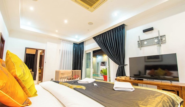Seaside Villa 2 Pools beach at 50m in Pattaya