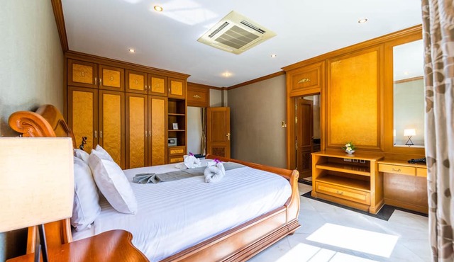 Luxury 6 Bed Mansion - CAS in Cha-am