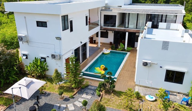 Yun Prestige Villa: 6 Bedrooms, Private Pool & Garden in Tambon Nong Phueng