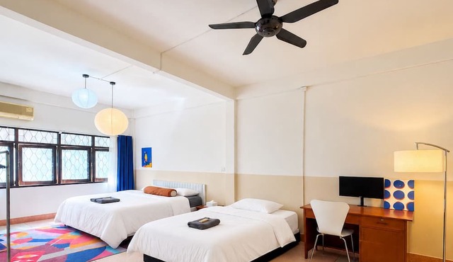 Yaimak, 8 Bedroom GIANT Chinatown Building, over 6000sqft! in Klongsan