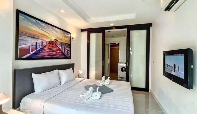 6-32 - 1 Bdr Condo with Balcony and shared Pool in Tambon Patong