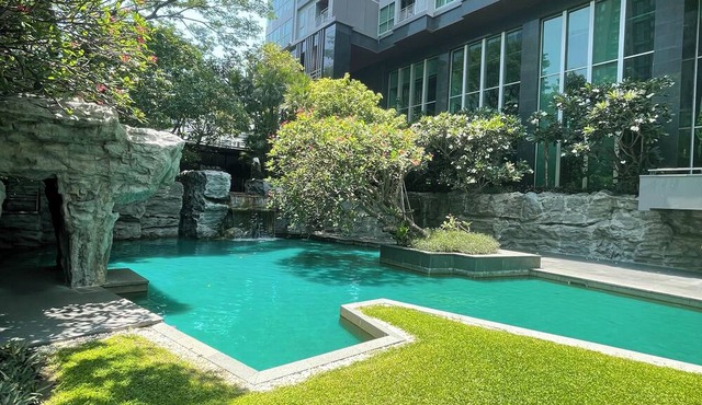 1BR Luxury Condo Central Asoke Sky Pool & Gym