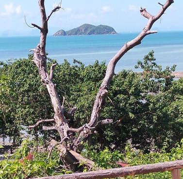 Cliffside sea lodge in Koh Phaluai