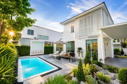 THE RUX Pool Villa S14