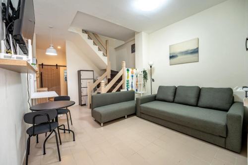 2 mins walk BTS Phahon Yothin 24 - Lively Townhome in Bangkok