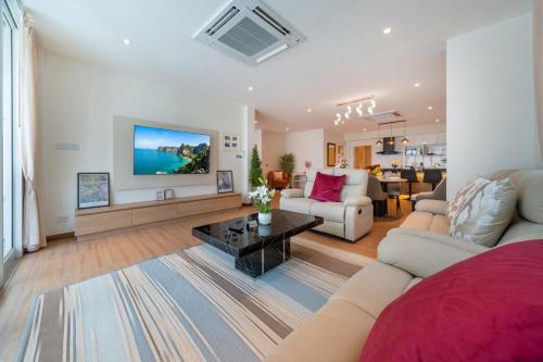Grand 6BR Pool Villa Pool table Walk to Beach in Patong Beach